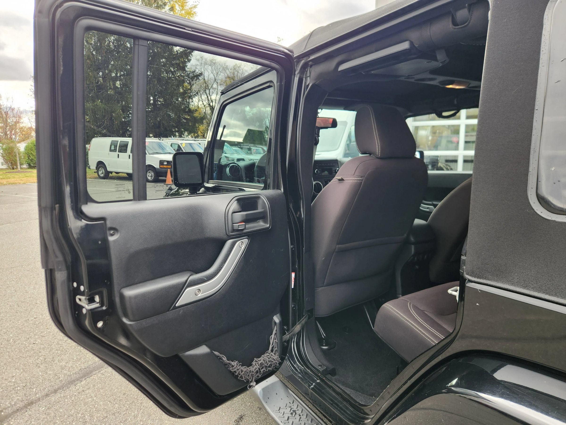 Used 2015 Jeep Wrangler Unlimited Sahara w/ Connectivity Group AWD/4WD image 32