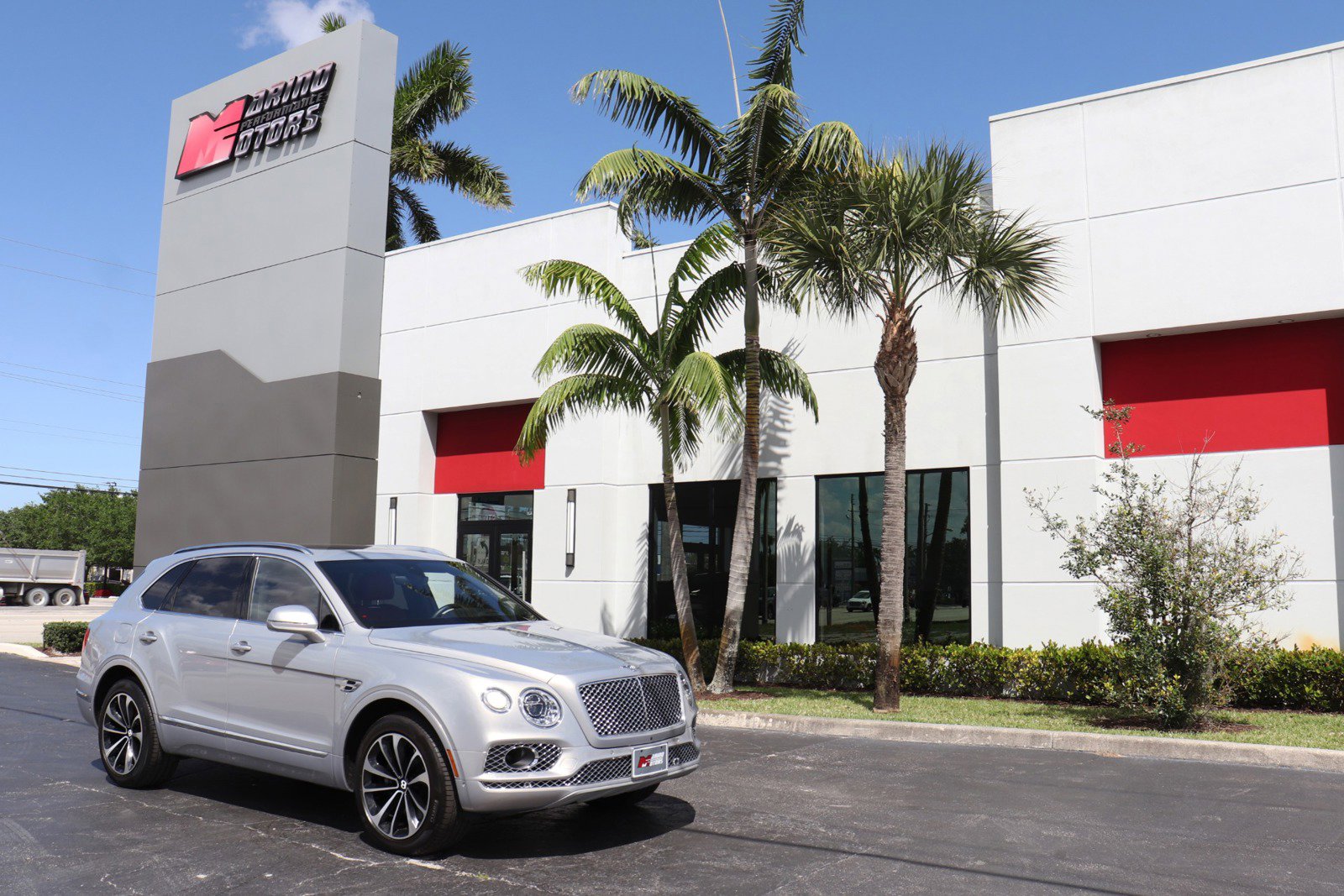 Used 2017 Bentley Bentayga image 1