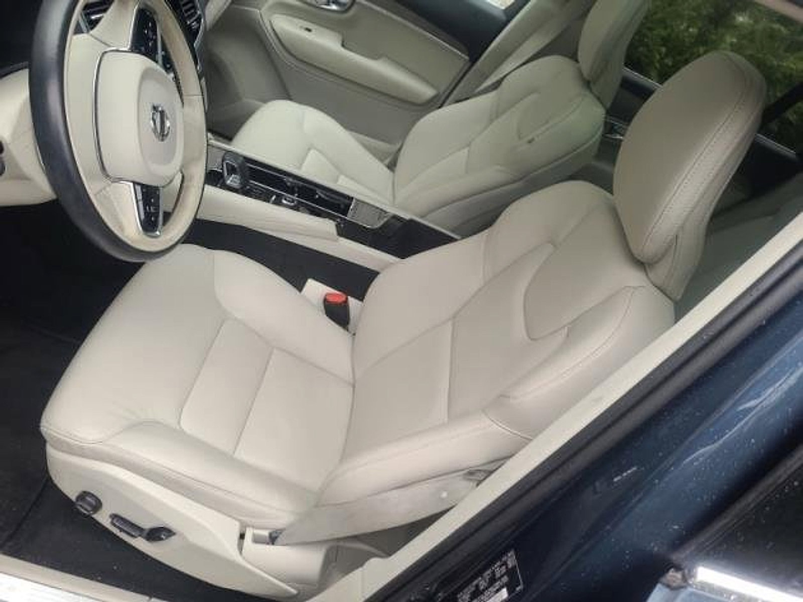 Certified 2024 Volvo XC90 B6 Plus w/ Protection Package image 7