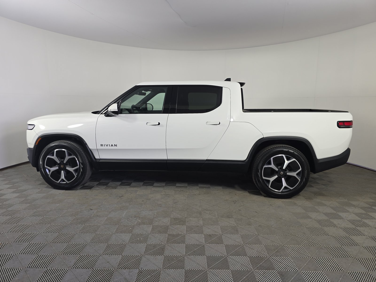 Used 2024 Rivian R1T Adventure Dual AWD/4WD image 2