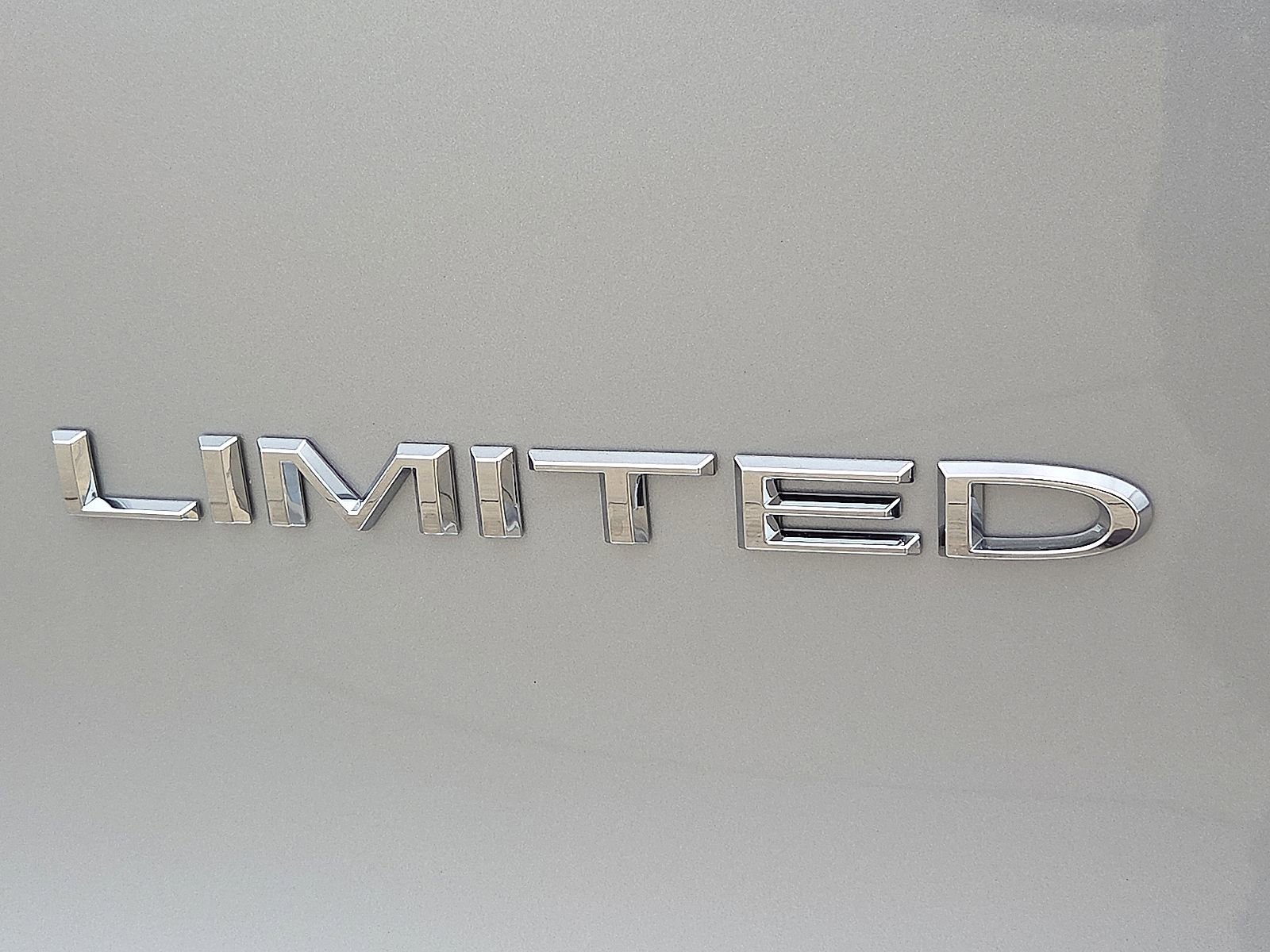 New 2026 Chrysler Pacifica Limited w/ Uconnect Theater Family Group image 9