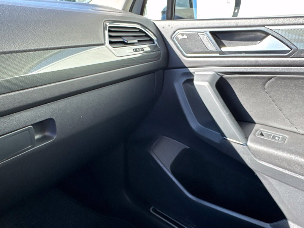 Used 2018 Volkswagen Tiguan SEL Premium FWD image 28
