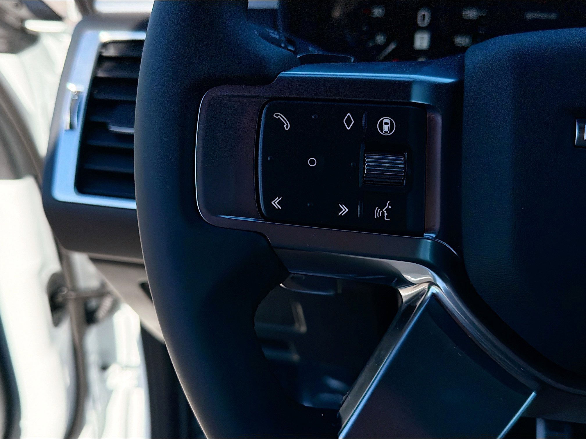 New 2026 Land Rover Discovery Dynamic SE image 37
