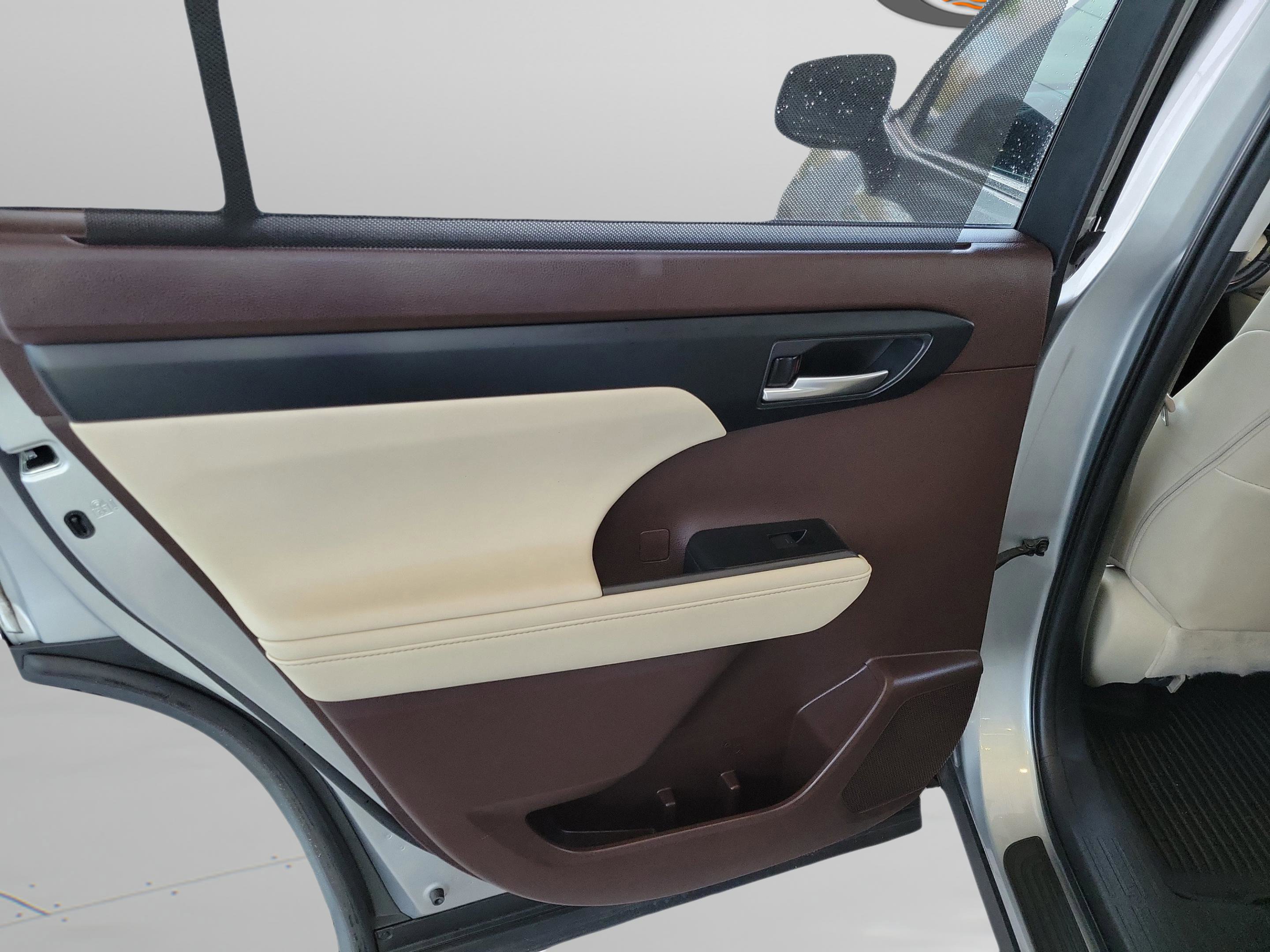 Used 2020 Toyota Highlander XLE image 14