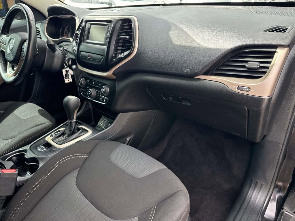 Used 2017 Jeep Cherokee Latitude image 14