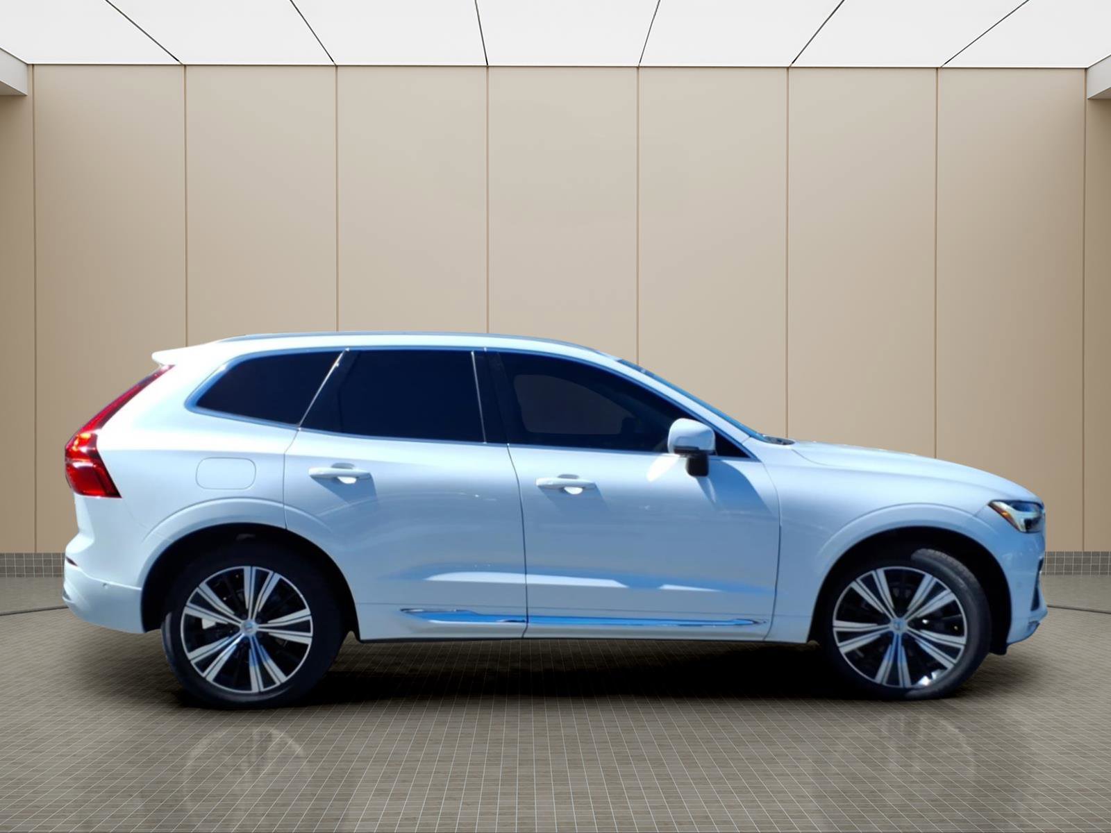 Used 2023 Volvo XC60 B5 Ultimate w/ Protection Package Premier image 5