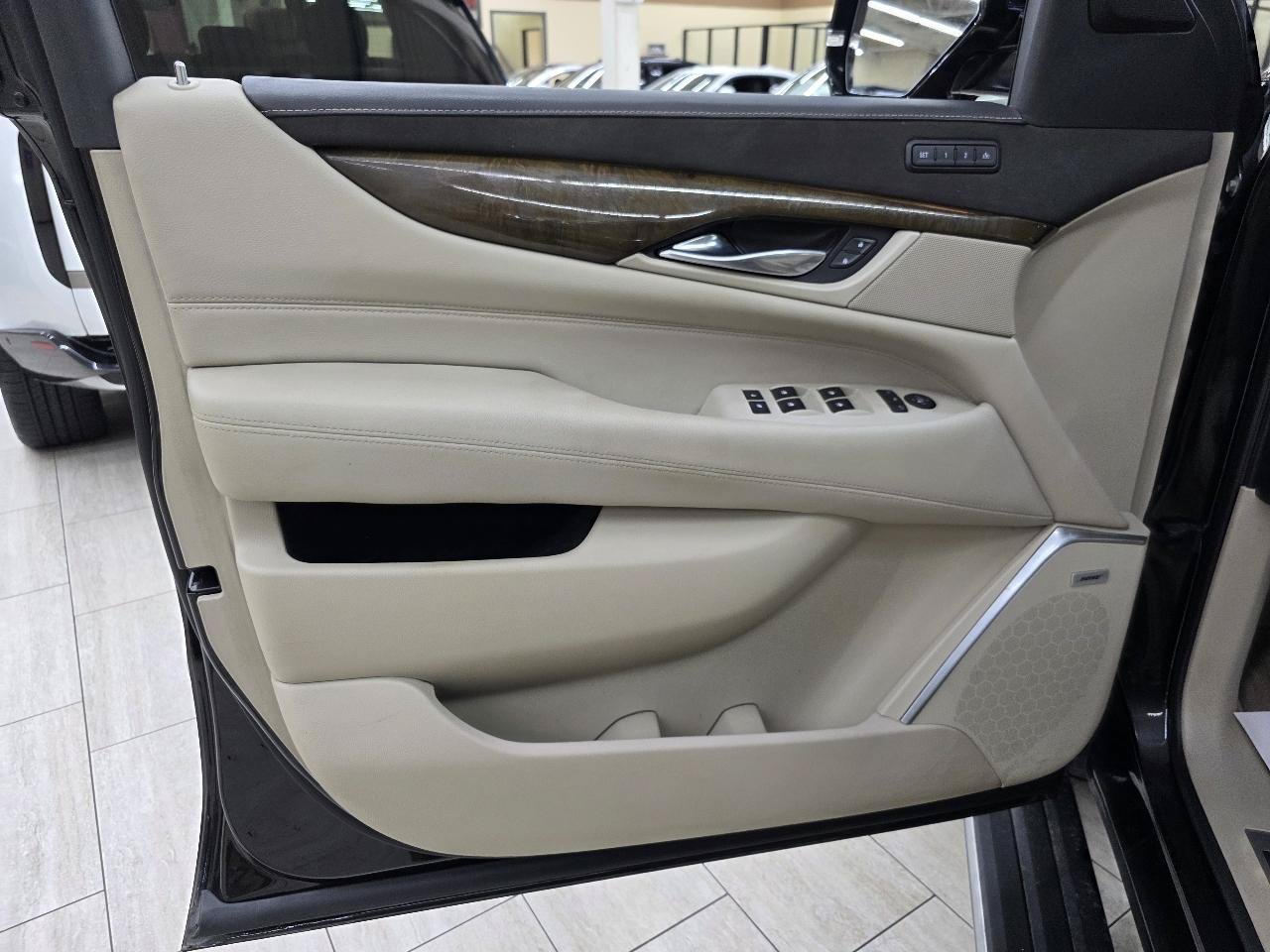Used 2018 Cadillac Escalade Premium Luxury AWD/4WD image 40