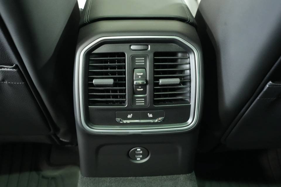 Certified 2026 Porsche Macan AWD/4WD image 26