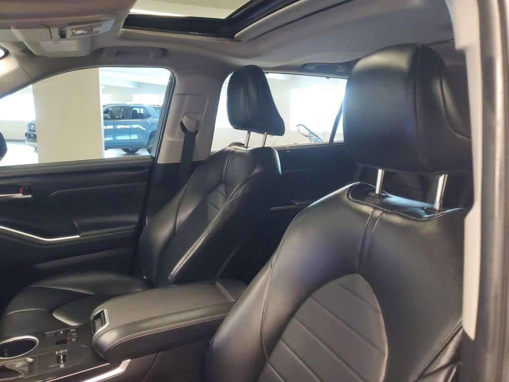 Used 2023 Toyota Highlander XLE image 18