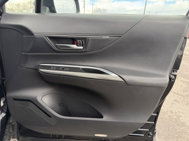 Used 2023 Toyota Venza XLE image 9