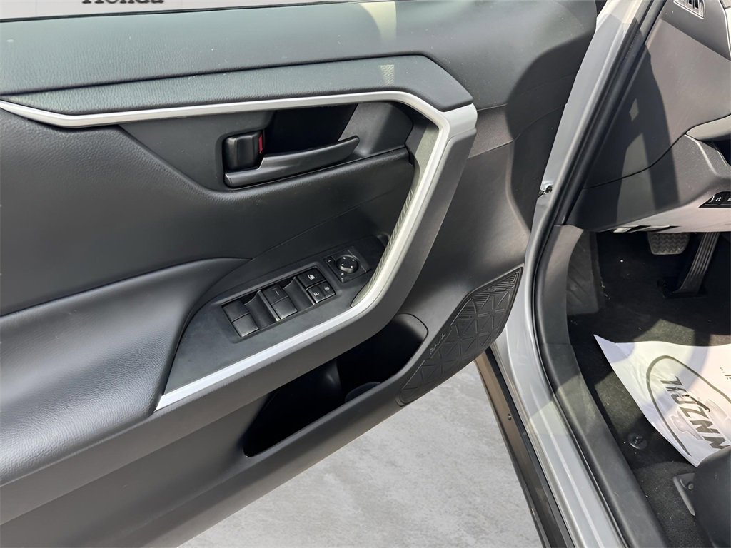 Used 2022 Toyota RAV4 LE image 17