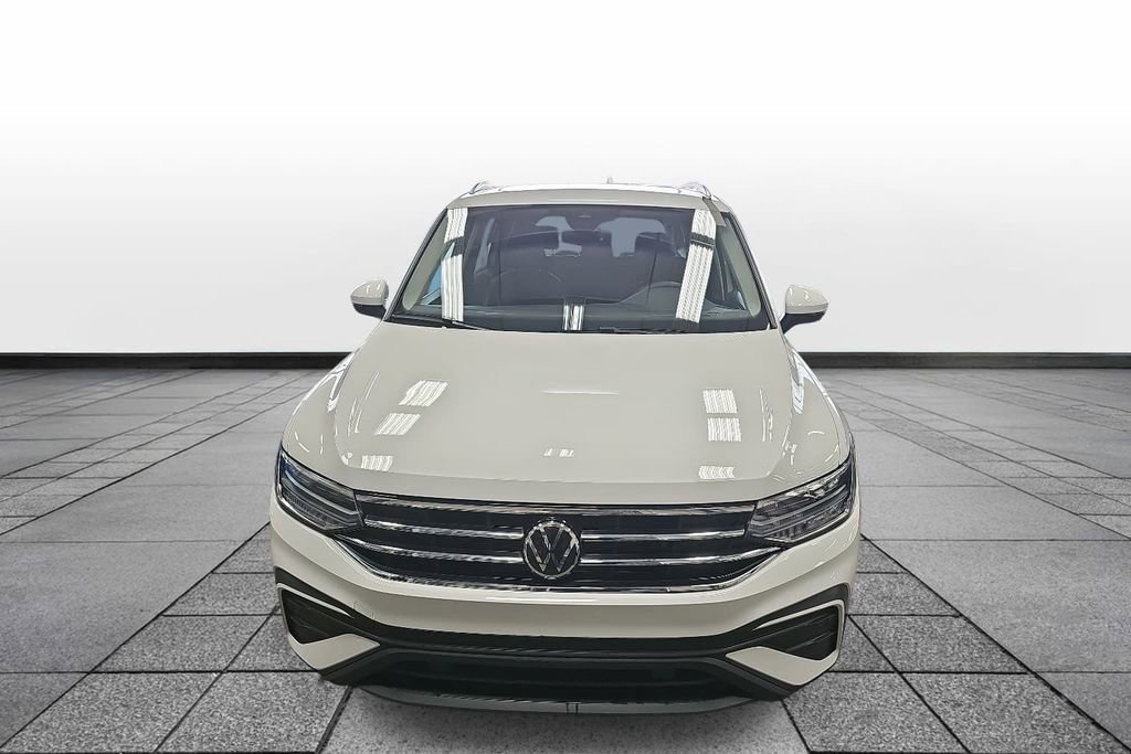 Used 2024 Volkswagen Tiguan SE image 2