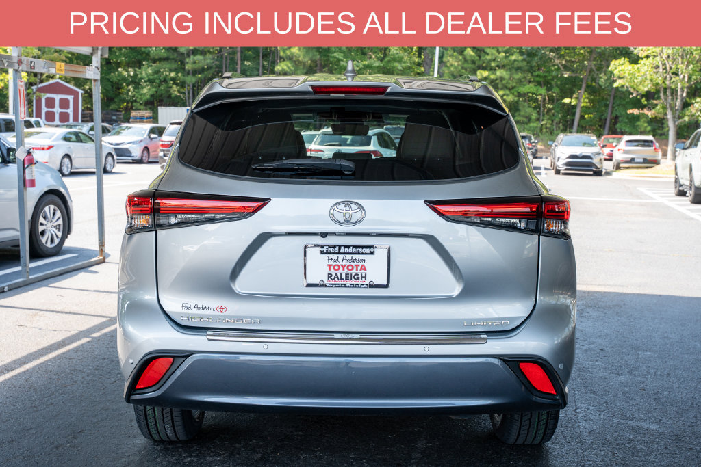 Used 2023 Toyota Highlander Limited FWD image 4