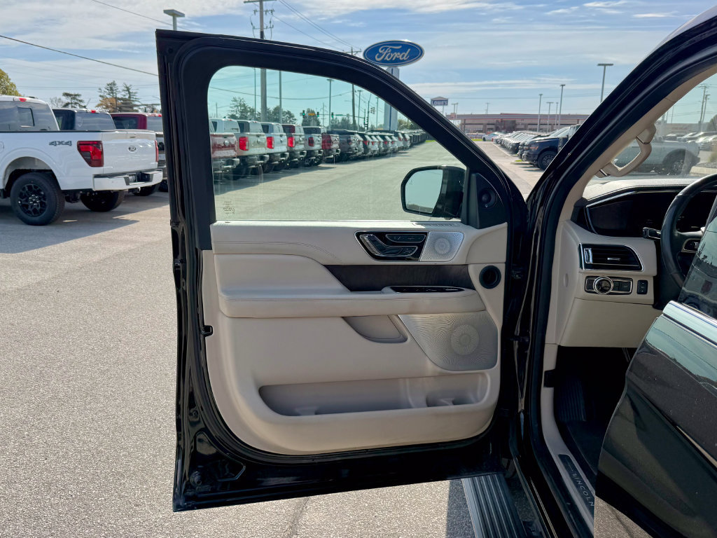 Used 2019 Lincoln Navigator Reserve AWD/4WD image 14