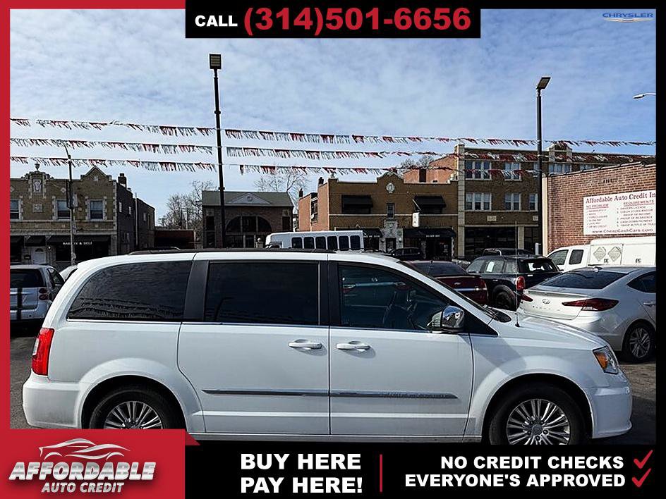 Used 2015 Chrysler Town & Country Touring-L FWD image 7