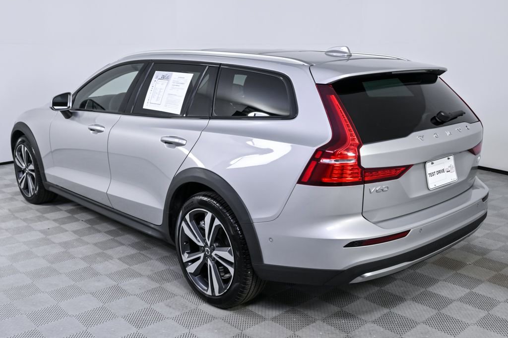Certified 2025 Volvo V60 B5 Cross Country Plus image 4
