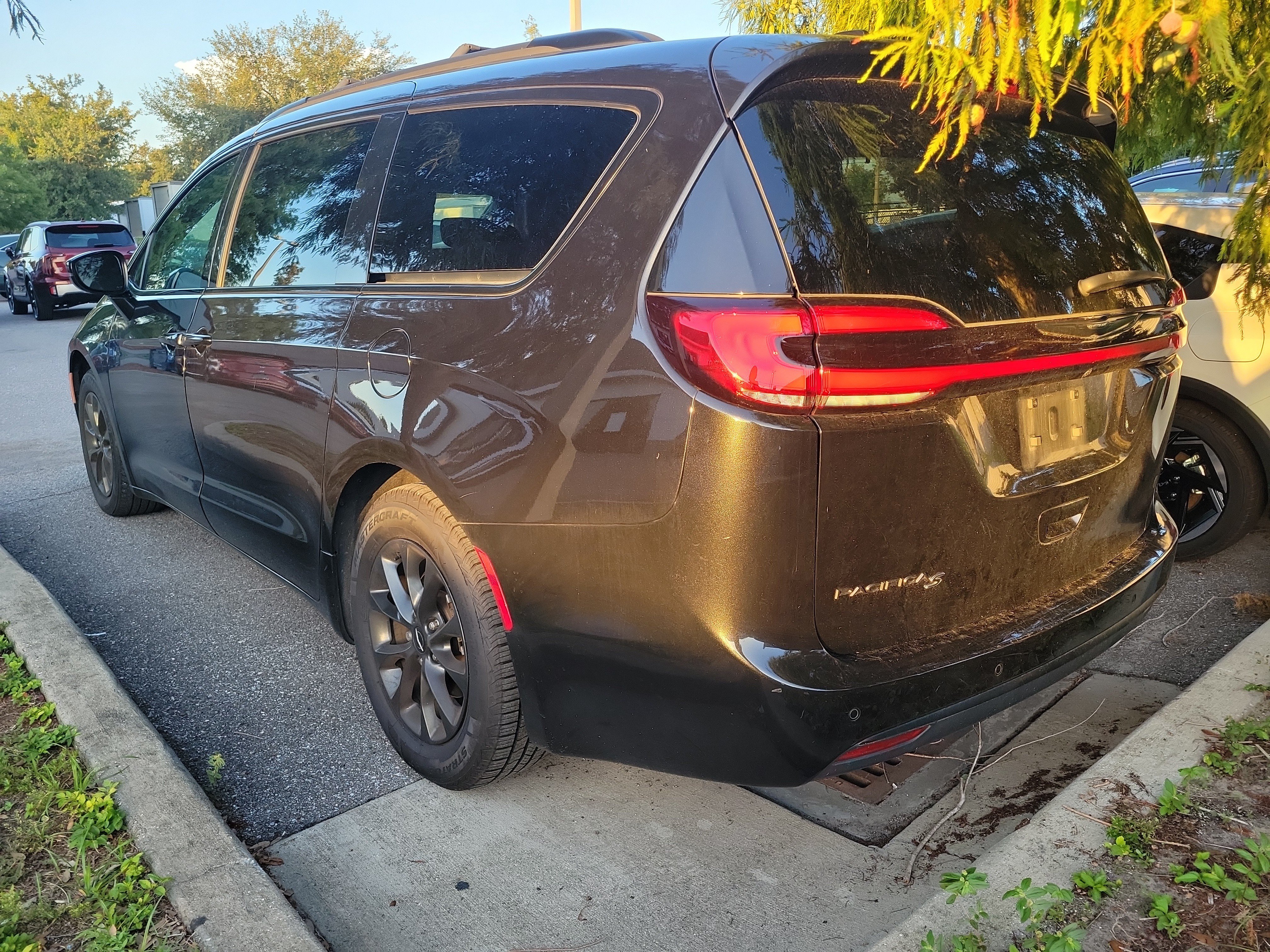 Used 2021 Chrysler Pacifica Touring-L w/ S Appearance Package FWD image 7