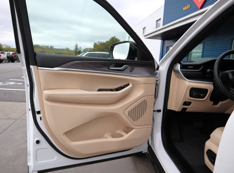 Used 2023 Jeep Grand Cherokee Limited image 14