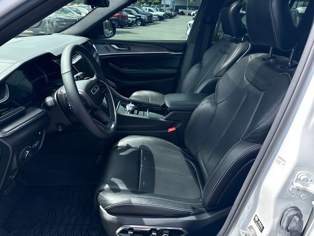 Used 2023 Jeep Grand Cherokee Overland w/ Luxury Tech Group IV AWD/4WD image 14