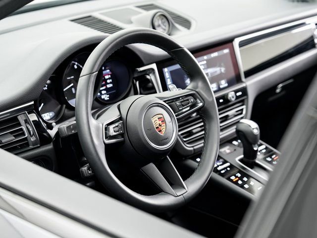 Used 2023 Porsche Macan Turbo image 9