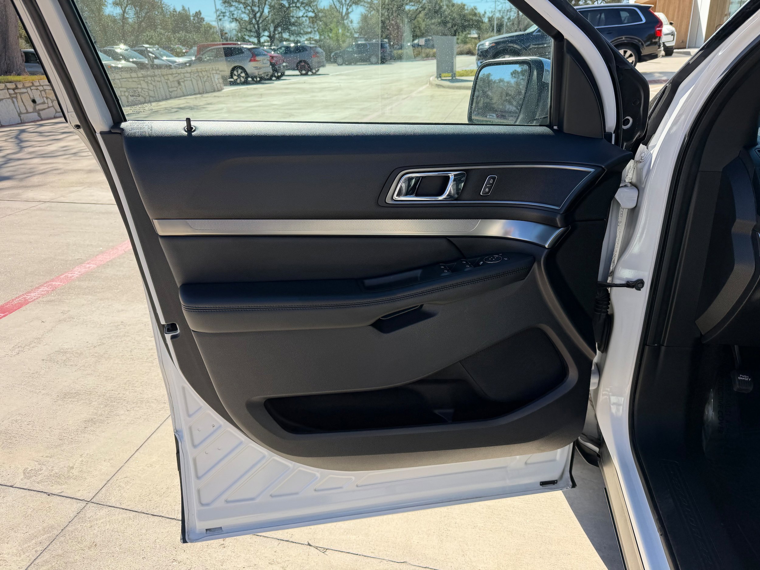 Used 2018 Ford Explorer XLT w/ Equipment Group 202A AWD/4WD image 24