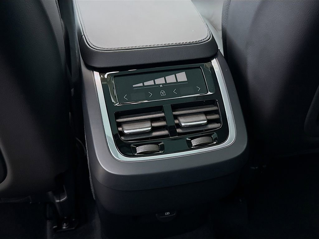 Certified 2025 Volvo XC90 B6 Core image 26