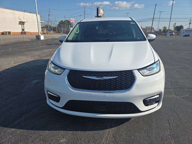 Used 2023 Chrysler Pacifica Touring-L FWD image 3