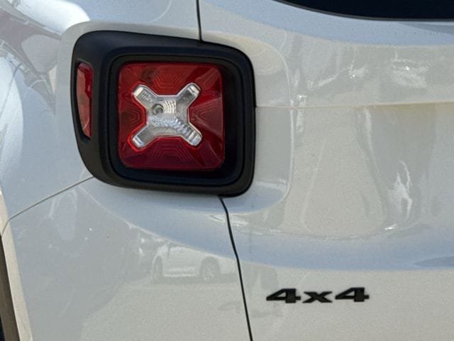 Used 2023 Jeep Renegade Latitude AWD/4WD image 6