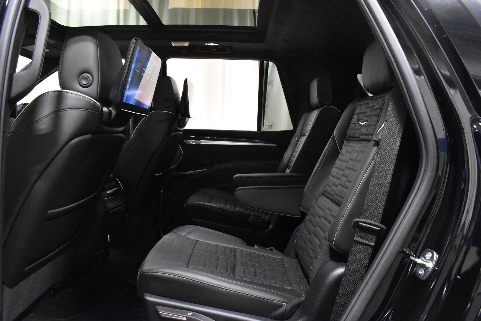 Certified 2026 Cadillac Escalade V w/ LPO, ONYX Package AWD/4WD image 4
