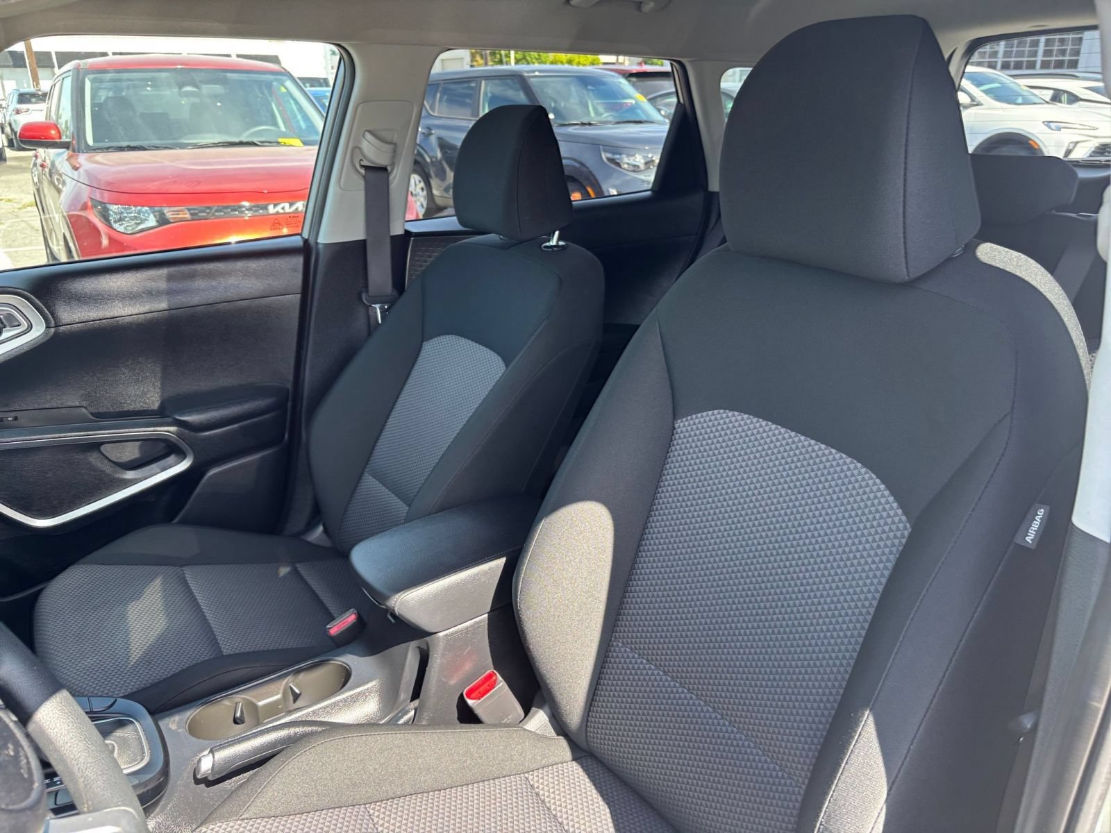 Used 2025 Kia Soul LX w/ LX Technology Package FWD image 36