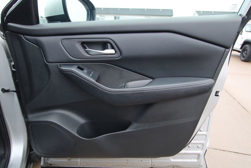 Used 2024 Nissan Rogue SV image 37