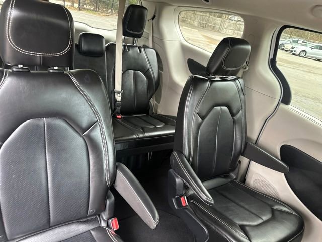 Used 2024 Chrysler Pacifica Touring-L image 15