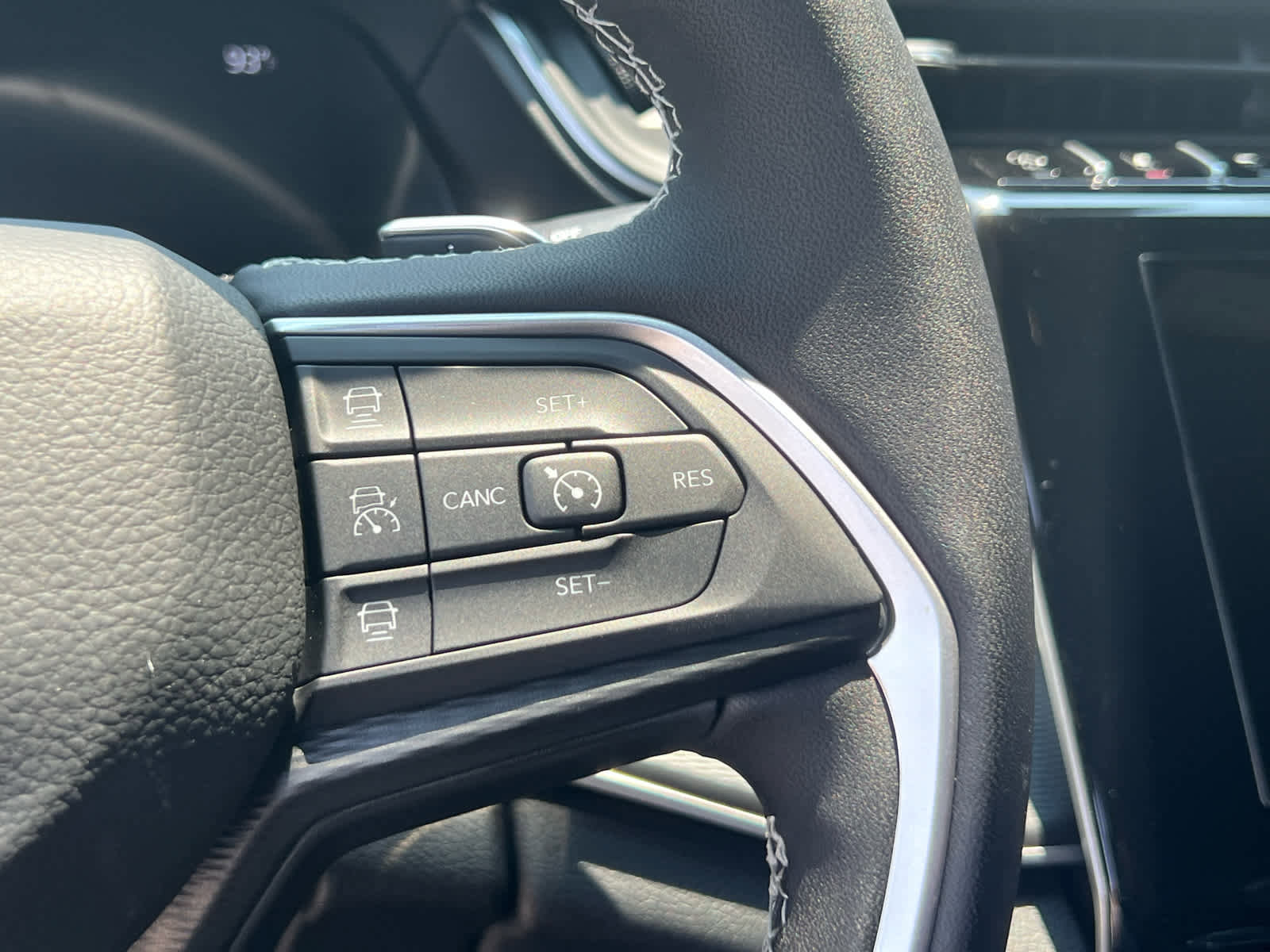 New 2025 Jeep Grand Cherokee Laredo w/ Luxury Tech Group I image 29