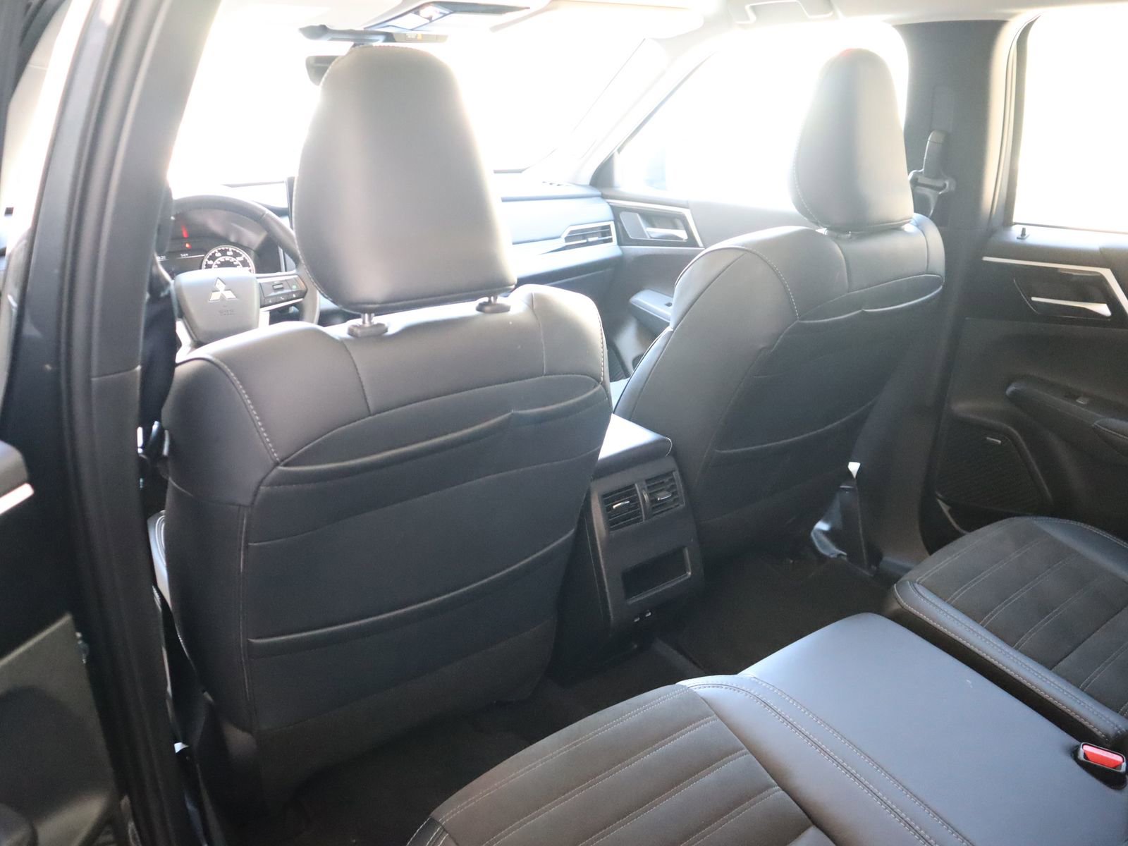 Used 2025 Mitsubishi Outlander AWD image 45