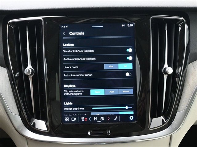 Used 2024 Volvo V60 B5 Cross Country Plus image 17