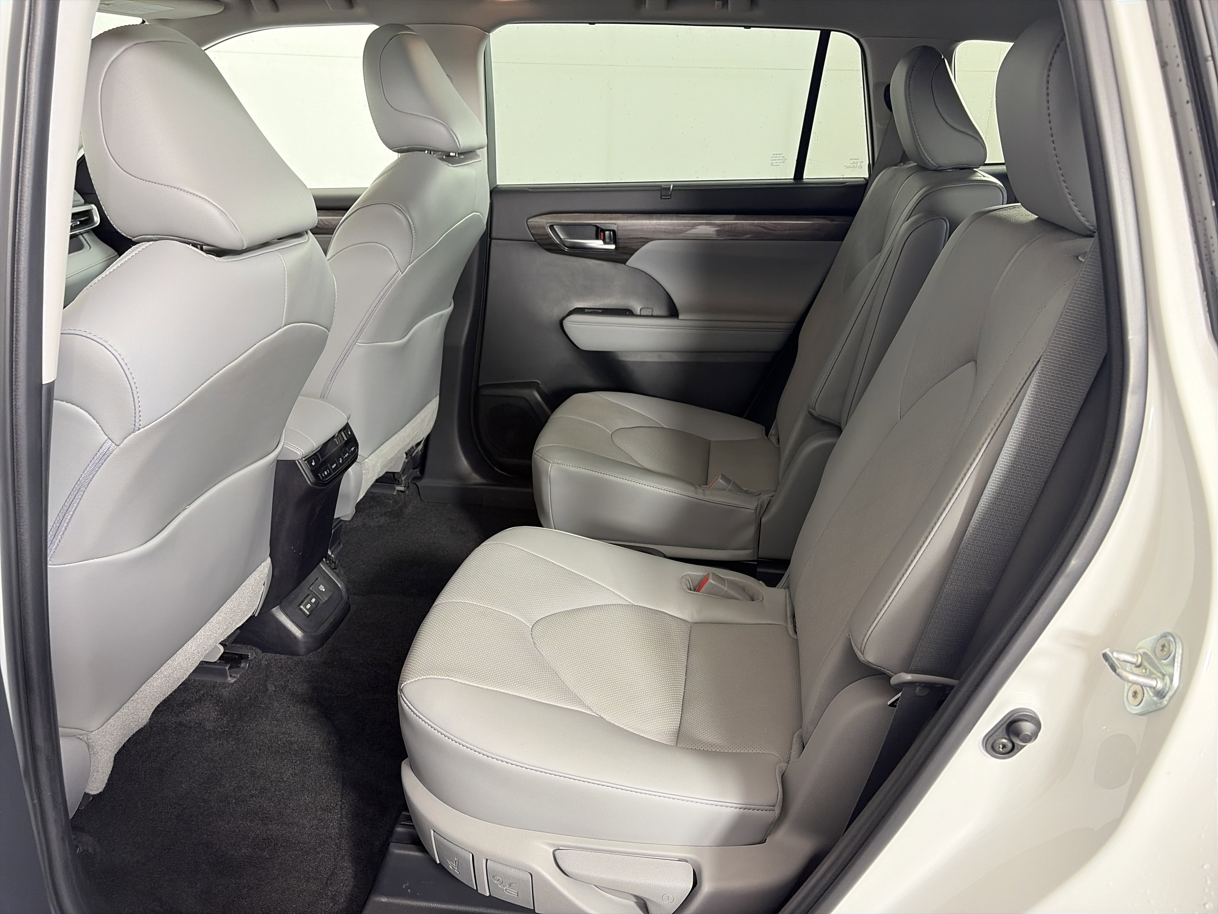 Used 2023 Toyota Highlander Platinum image 7
