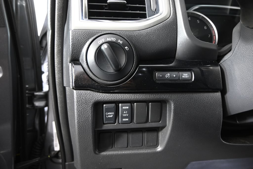 Used 2021 Nissan Titan SV w/ SV Convenience Package AWD/4WD image 23