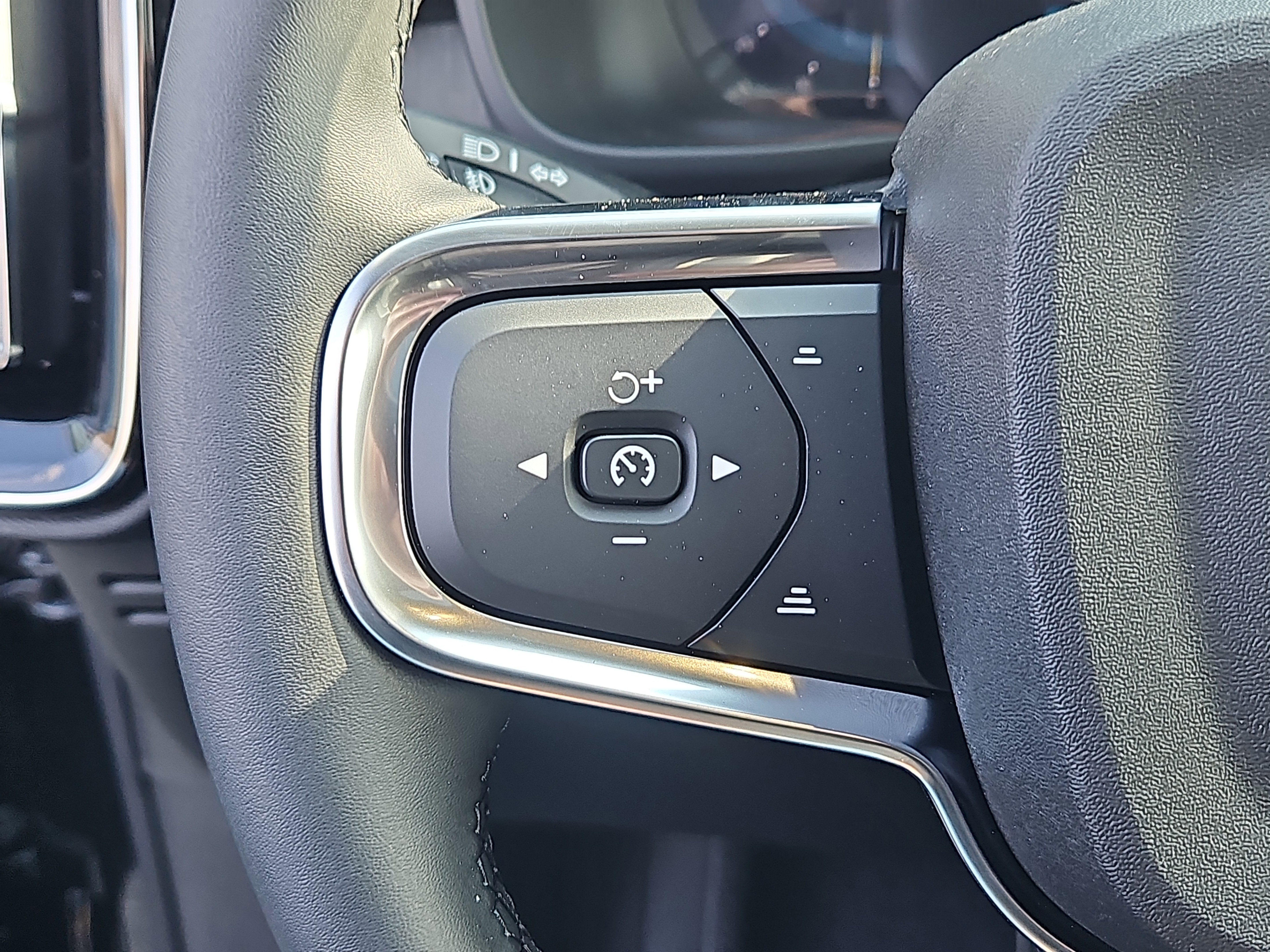 New 2025 Volvo XC40 B5 Plus w/ Protection Package Premier image 16