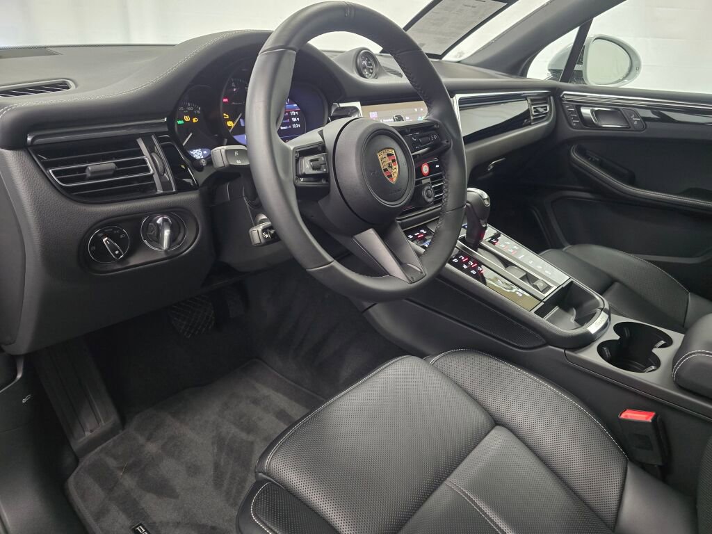 Certified 2025 Porsche Macan Turbo image 4