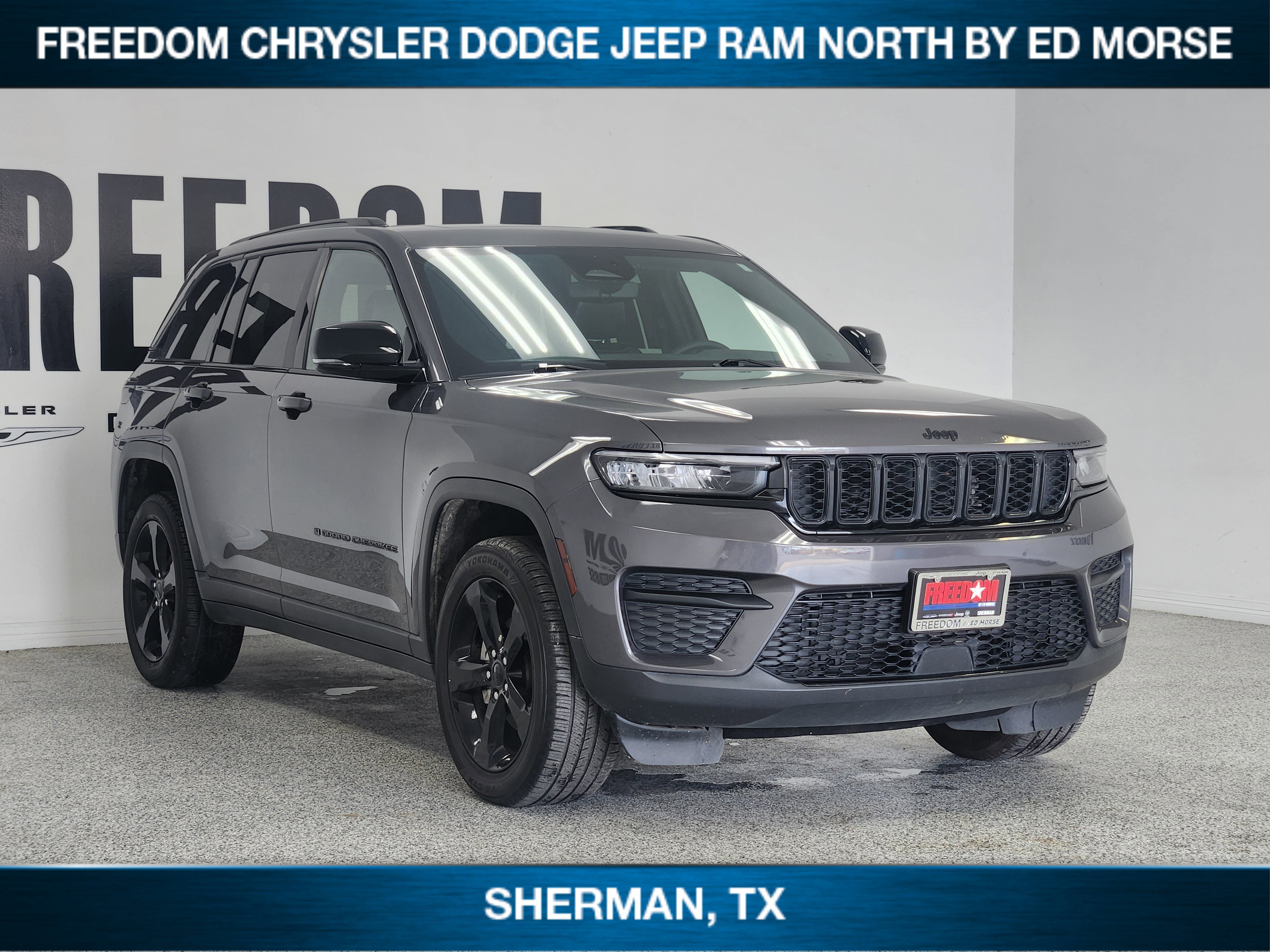 Used 2023 Jeep Grand Cherokee Altitude RWD image 2