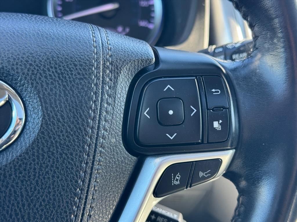 Used 2018 Toyota Highlander XLE image 19