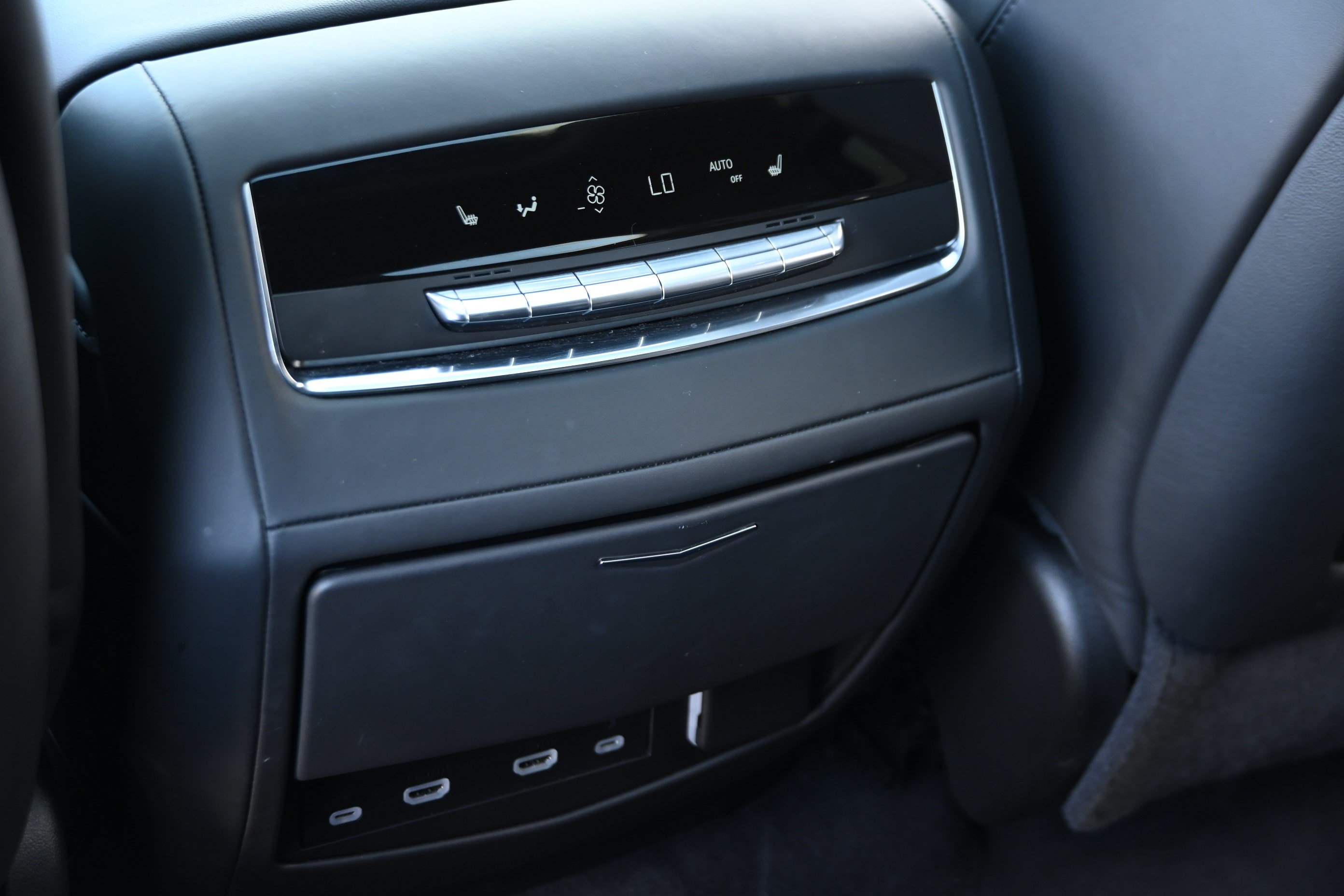 Used 2024 Cadillac Escalade V w/ LPO, ONYX Package AWD/4WD image 32