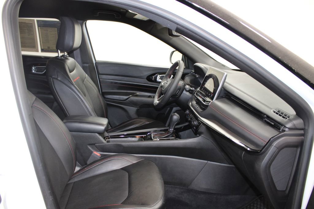 Used 2025 Jeep Compass Trailhawk image 24