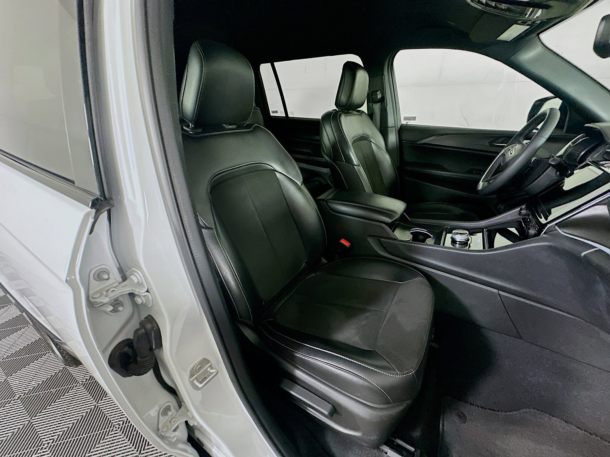 Used 2024 Jeep Grand Cherokee L Laredo image 32