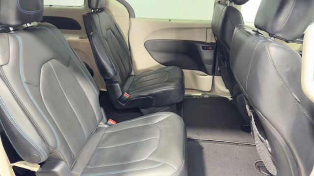Used 2022 Chrysler Pacifica Touring-L FWD image 16