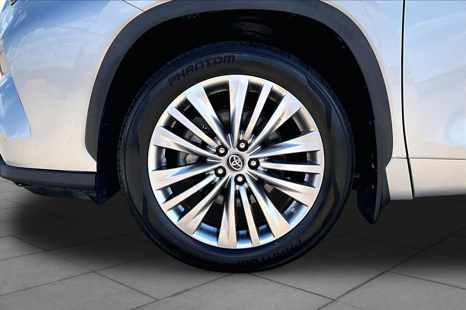 Used 2021 Toyota Highlander Limited AWD/4WD image 11