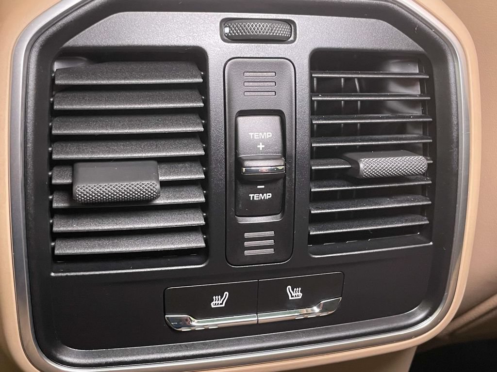 Certified 2023 Porsche Macan AWD/4WD image 25