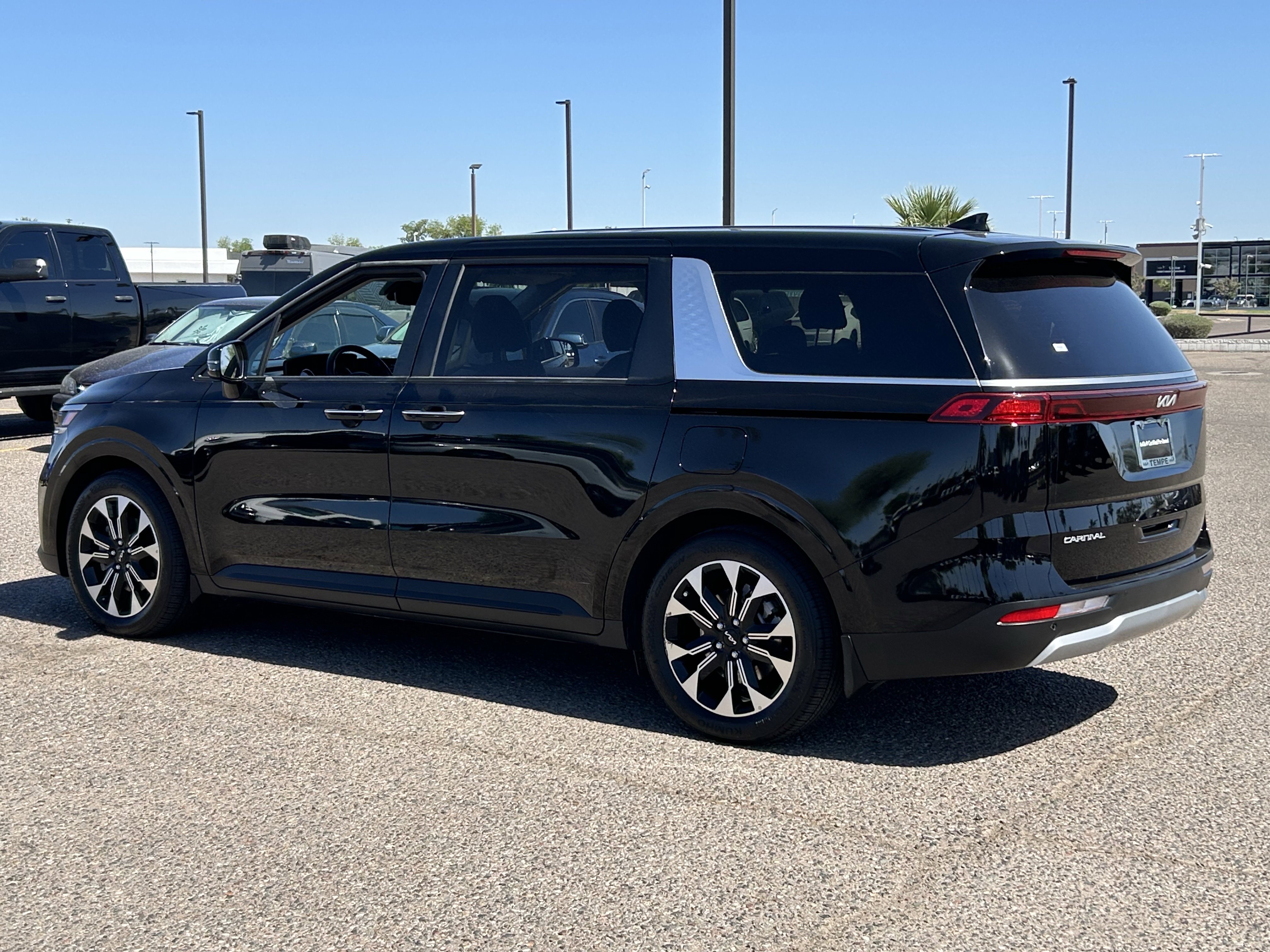 Used 2024 Kia Carnival EX image 4