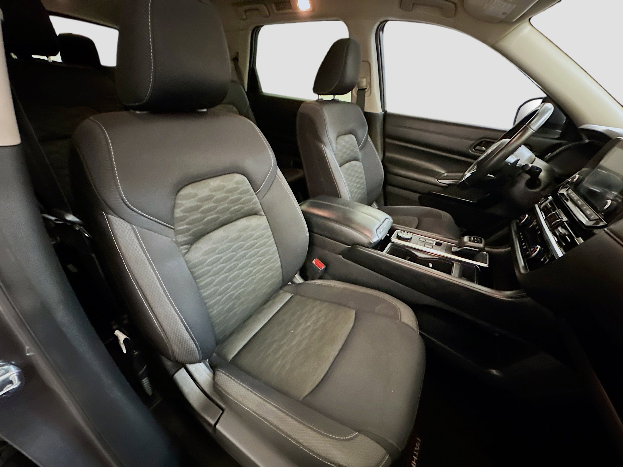 Used 2023 Nissan Pathfinder SV w/ SV Premium Package image 34