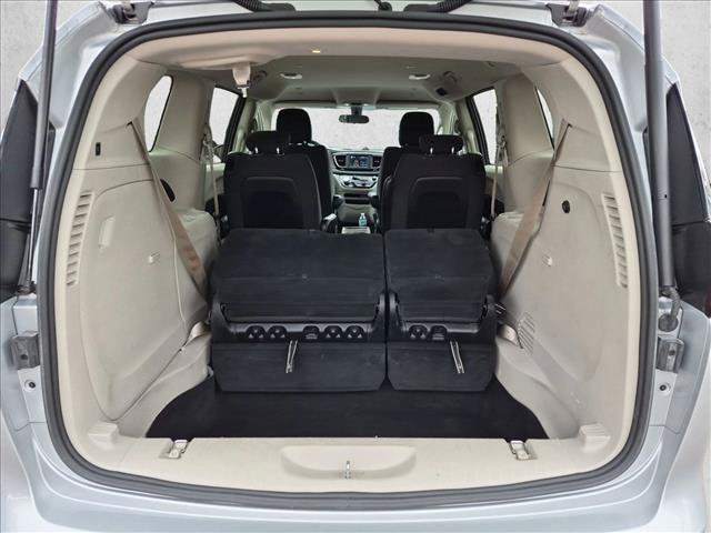 Used 2022 Chrysler Voyager LX FWD image 6